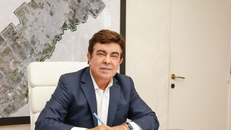 Fernando Espinoza llamó a conformar un frente opositor para derrotar a Javier Milei en las urnas