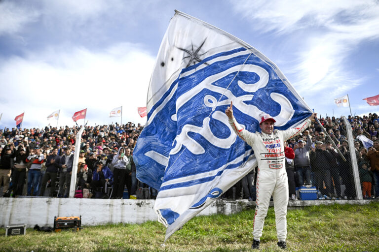 TC: Agua bendita y cintas rojas para el embrujo