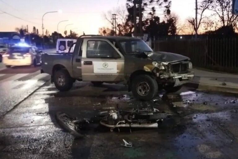 Una moto chocó con una camioneta en San Nicolás y se prendió fuego: murió un hombre