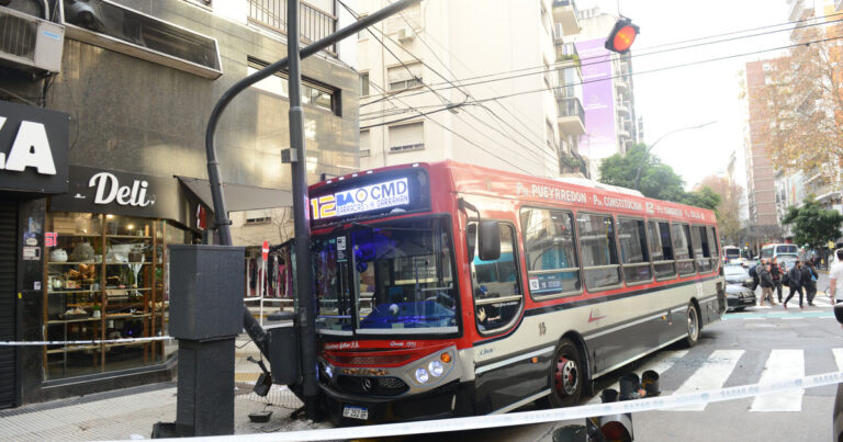Un colectivo chocó contra un semáforo y atropelló a una persona en Barrio Norte: hay 12 heridos