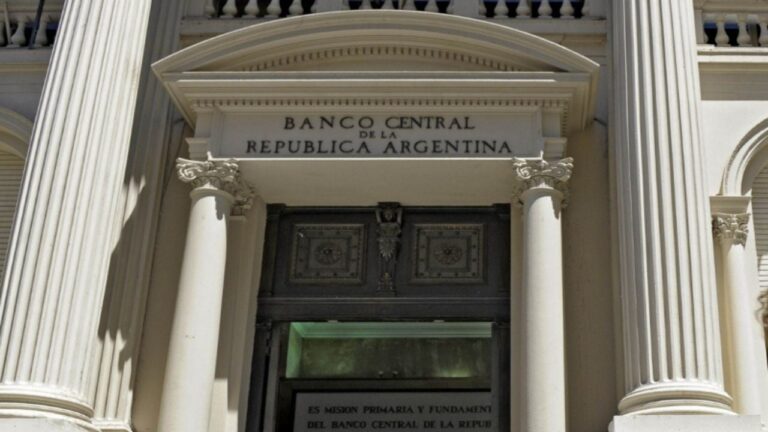 Luis Caputo y la nueva intervención del Tesoro en el mercado cambiario