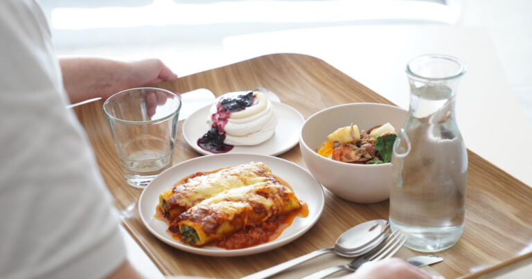 Chefs famosos y platos de restaurante: cómo cambió la comida de hospital