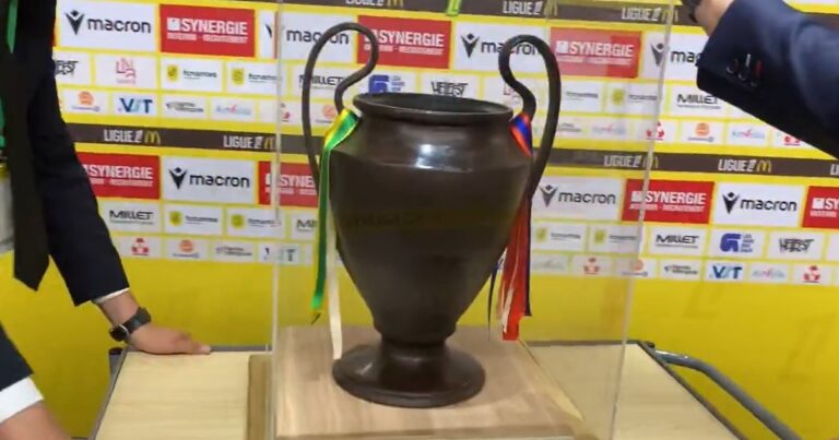 El insólito regalo del Nantes al PSG: una réplica de la copa de la Champions de chocolate!