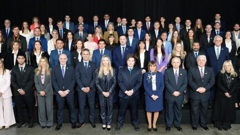 La foto de Javier Milei con los 32 candidatos de La Libertad Avanza