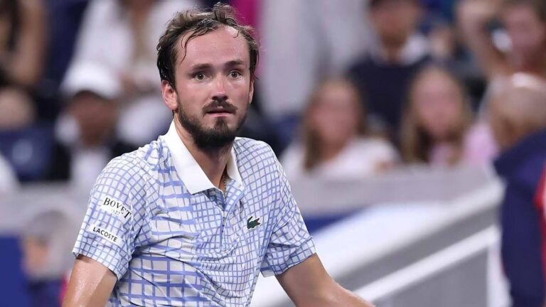 El episodio de furia de Daniil Medvedev en el US Open: un cruce con el juez de silla por un camarógrafo y una raqueta rota