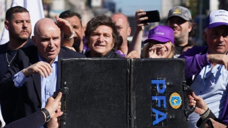 Video: el momento del ataque contra la caravana de Javier Milei por Lomas de Zamora