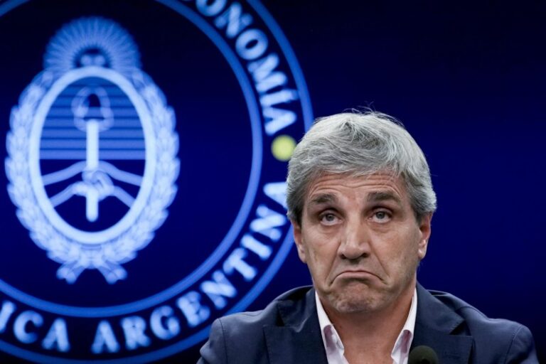 La Justicia le exige a Luis Caputo informar sobre la deuda que contrajo con el FMI