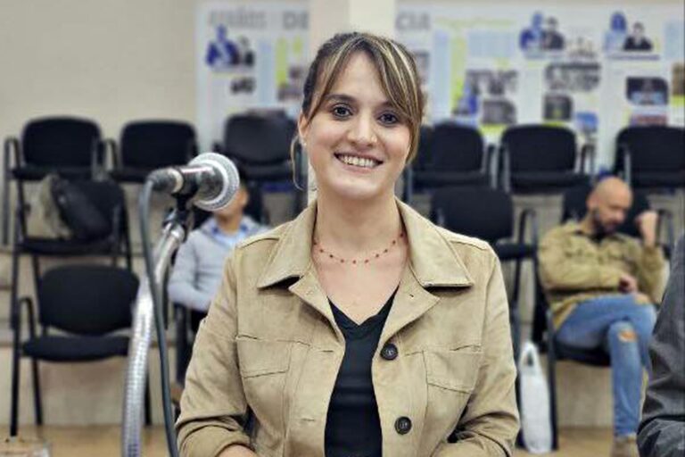 Libertarios se quejan de una concejala que entró por LLA y anunció que no se acoplará al bloque violeta