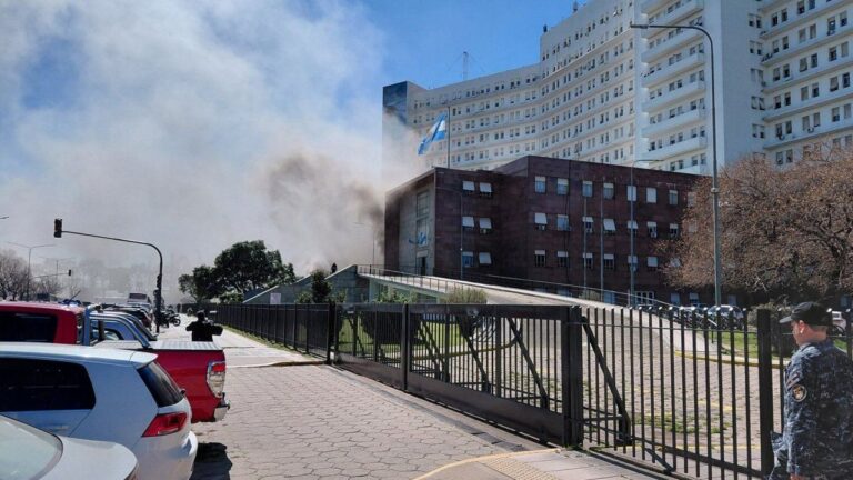 Un voraz incendio se desató en el Edificio Libertad de la Armada