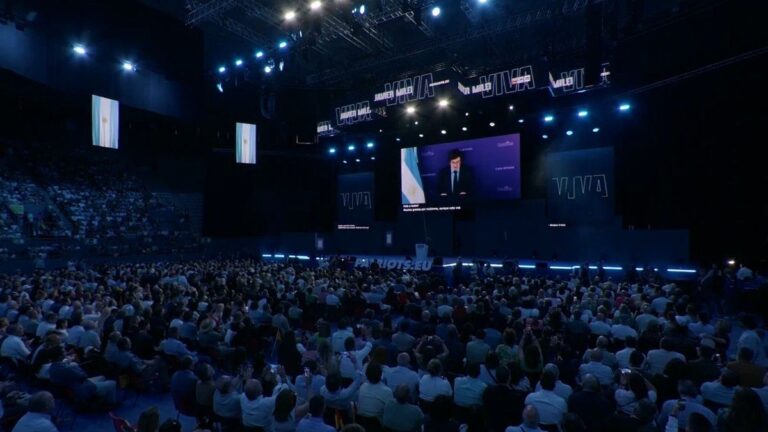 Tras la derrota electoral: Javier Milei participó del festival Viva 25 de Vox por videollamada