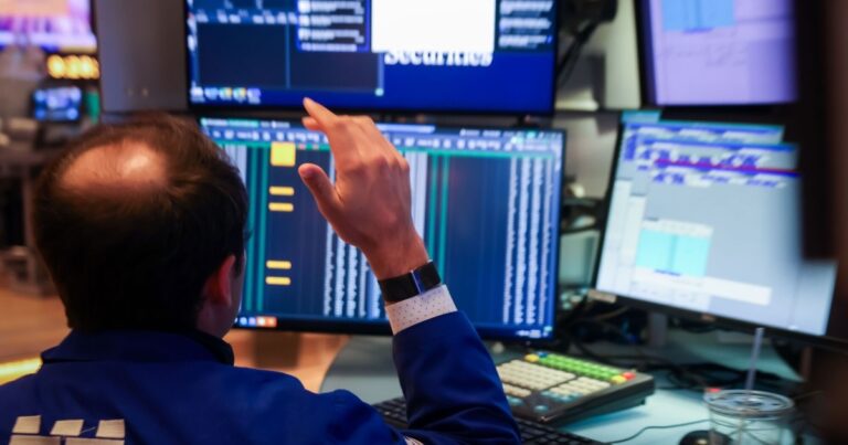 Expectativa en el mercado por la reunión Milei-Trump: el dólar cae a $ 1.400 y suben bonos y acciones argentinas