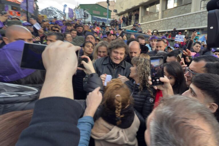 Videos: así se trenzaron militantes libertarios y opositores a Milei tras su fugaz paso por Ushuaia