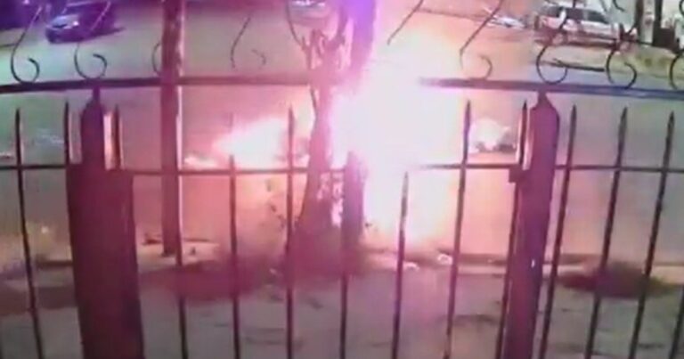 Impresionante choque frontal entre dos motos en Lanús: se prendieron fuego y hay un muerto
