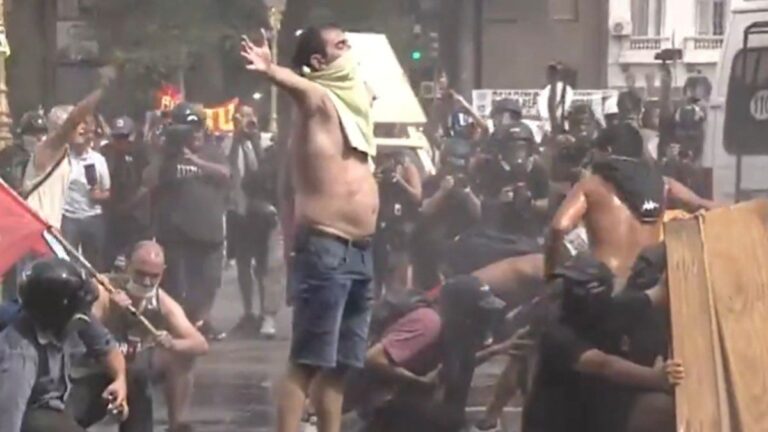 Operativo fuera de control en Congreso: avanza camión hidrante contra los manifestantes