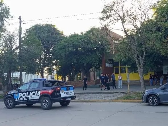 Ilustración de un patio escolar vacío con un edificio de fondo.