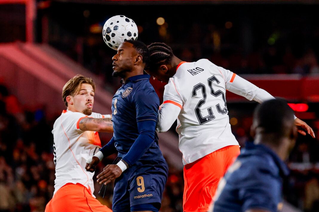 Jugadores de Ecuador y Paraguay en acción durante los amistosos FIFA en Europa.
