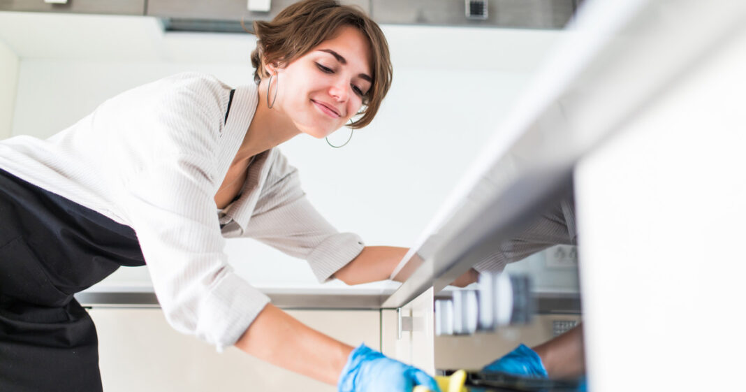 Ilustración simbólica que representa el trabajo doméstico y el cuidado en el hogar.