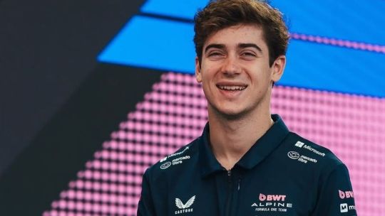 Franco Colapinto piloteando un monoplaza de Fórmula 1 en el circuito de Avenida Libertador y Sarmiento, Buenos Aires.