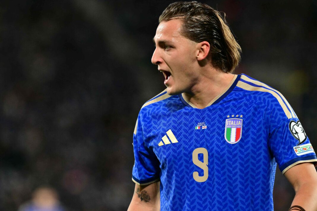 Los escudos de las selecciones de Italia y Bosnia y Herzegovina enfrentados.