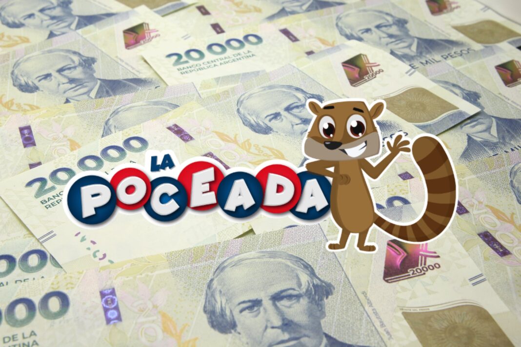 Hombre sosteniendo un billete de lotería sonriendo, representación de ganador de premio millonario en Misiones.