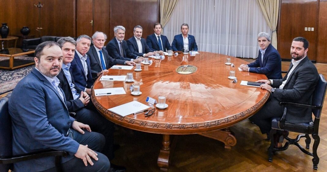 Ministro de Economía Luis Caputo en reunión con ejecutivos de supermercados.