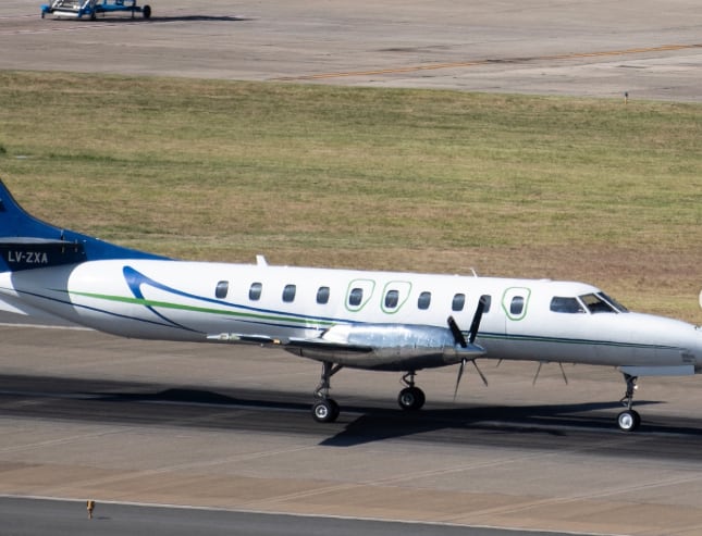 Avión en aeropuerto, representando la nueva conexión aérea entre Tres Arroyos y Buenos Aires.