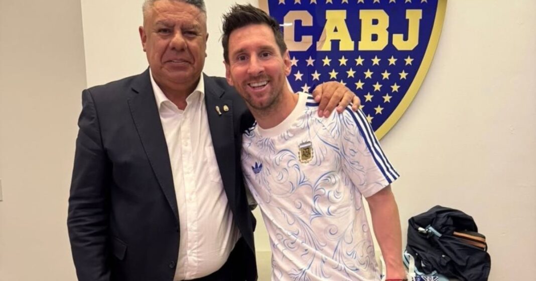 Claudio Tapia posa junto a Lionel Messi y Rodrigo De Paul en instalaciones de La Bombonera.