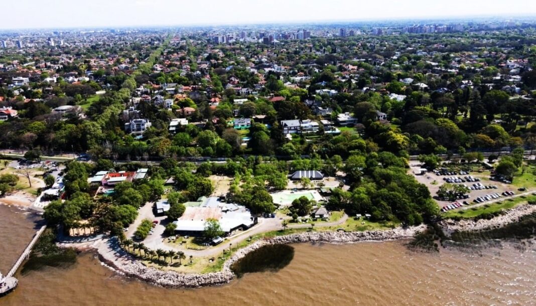 Mapa o ilustración conceptual del partido de San Isidro destacando áreas de desarrollo y protección ambiental.